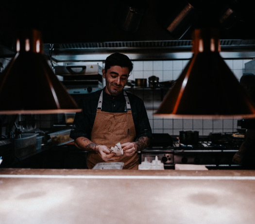 Photo d'un chef dans une cuisine de restaurant